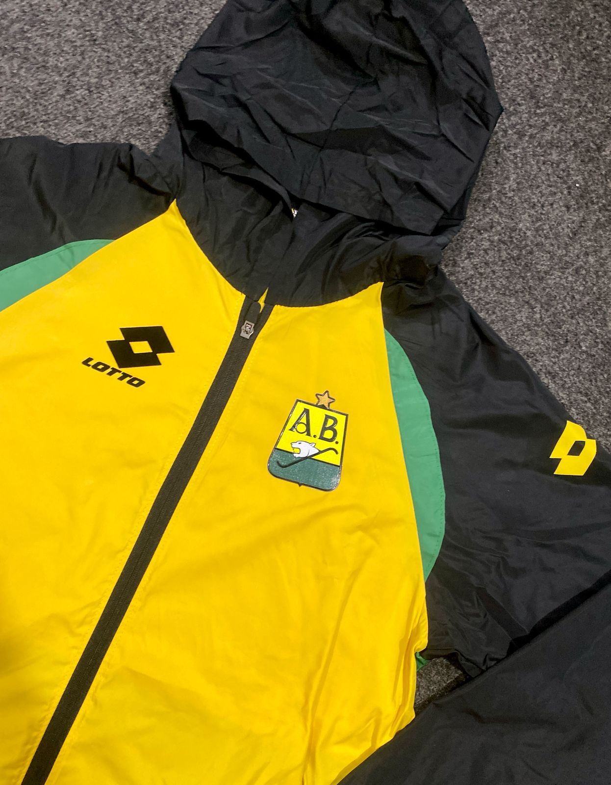 🐆 Chaqueta Rompeviento Atlético Bucaramanga – Lotto Oficial 💛💚🖤