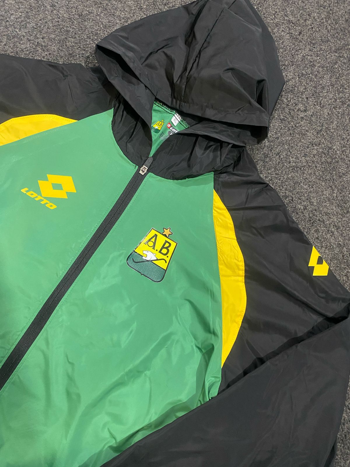 🐆 Chaqueta Rompeviento Atlético Bucaramanga – Lotto Oficial 💛💚🖤